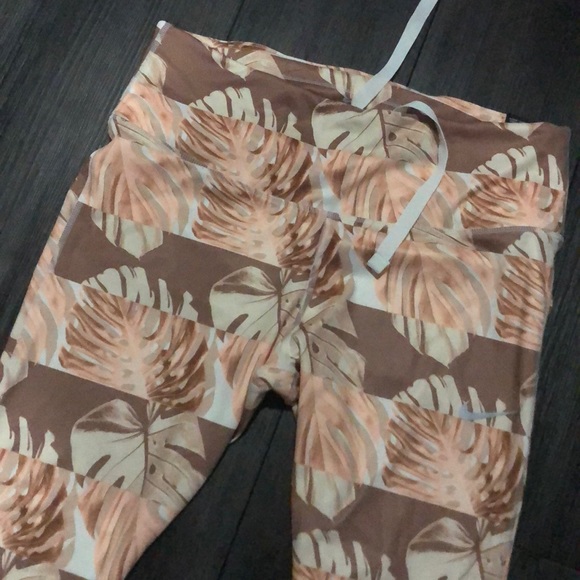 Women’s Nike Plus Size Floral Leggings 1x - Picture 2 of 3